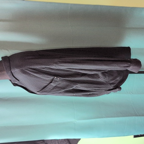 We The Free. Solid Hidden Valley Buttondown Medium. EUC - Picture 4 of 12